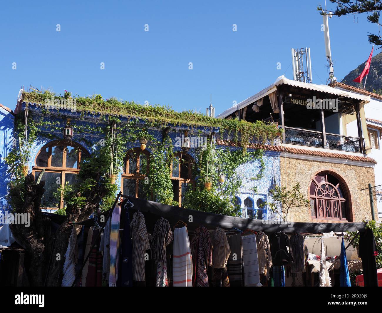 Résidence à Outa el hammam dans la ville africaine DE CHEFCHAOUEN au Maroc, ciel bleu clair en 2019 chaude et ensoleillée jour de printemps le mois d'avril. Banque D'Images