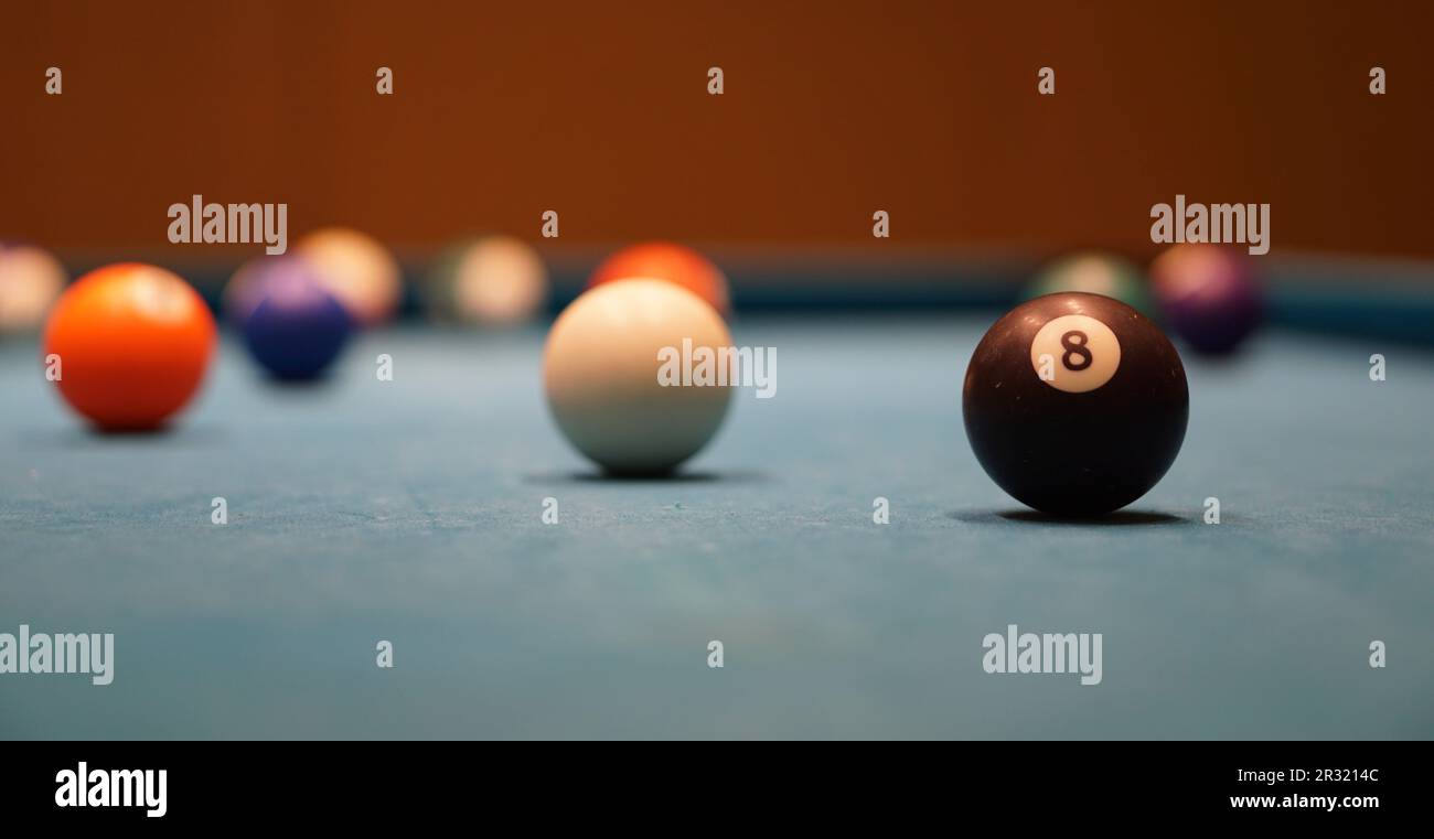 8 boules de billard et autres boules de billard sur Blue Pool Table Banque D'Images
