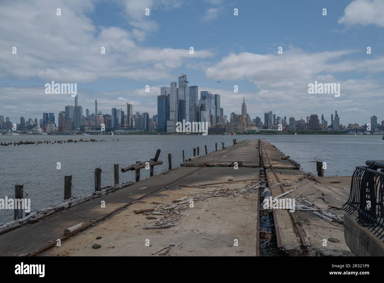 HOBOKEN, N.J. – 21 mai 2023: Le centre de Manhattan est vu de Hoboken, New Jersey. Banque D'Images