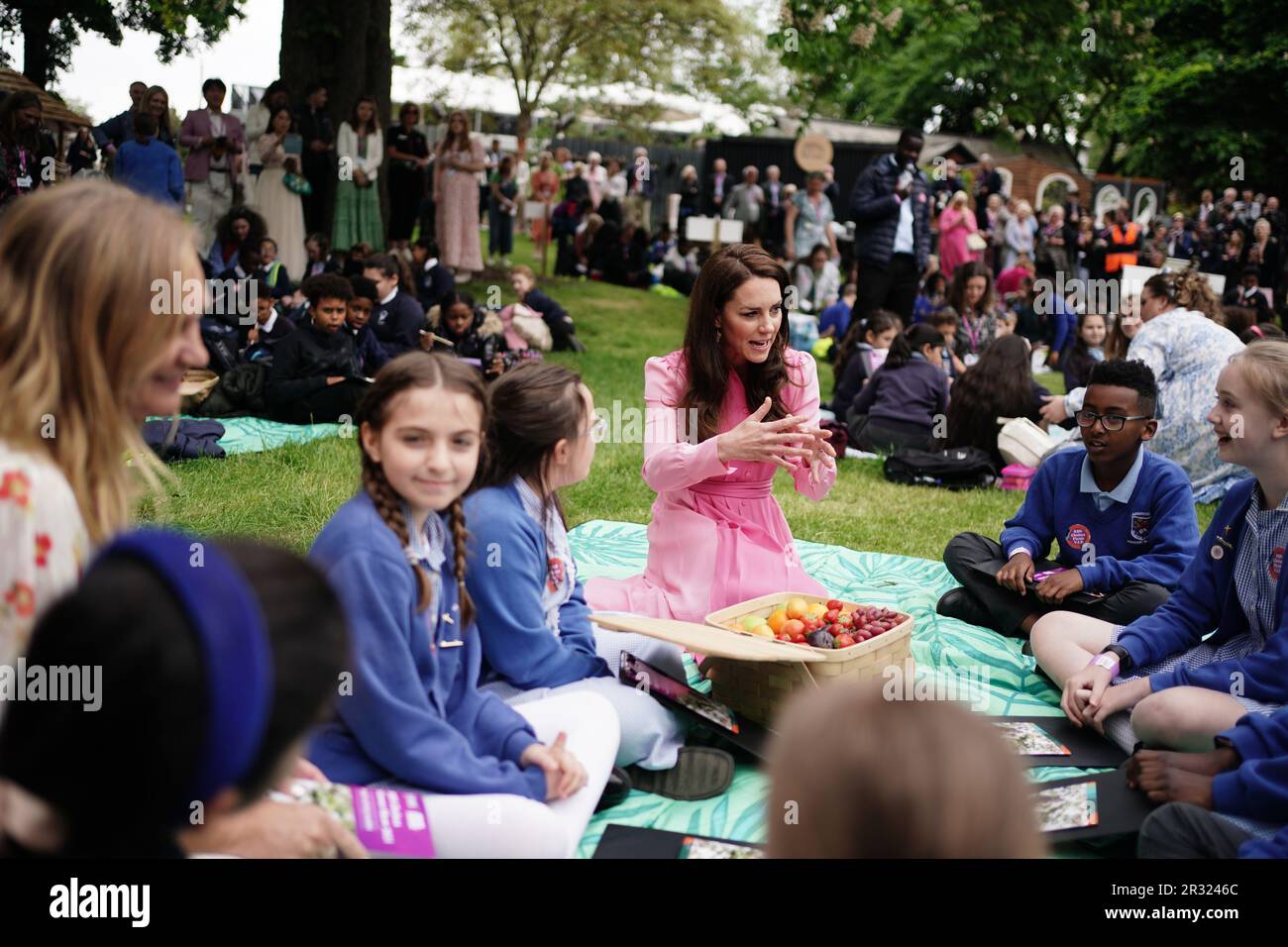 La Princesse de Galles avec des élèves d'écoles participant au premier pique-nique pour enfants au RHS Chelsea Flower Show, au Royal Hospital Chelsea, Londres. Date de la photo: Lundi 22 mai 2023. Banque D'Images