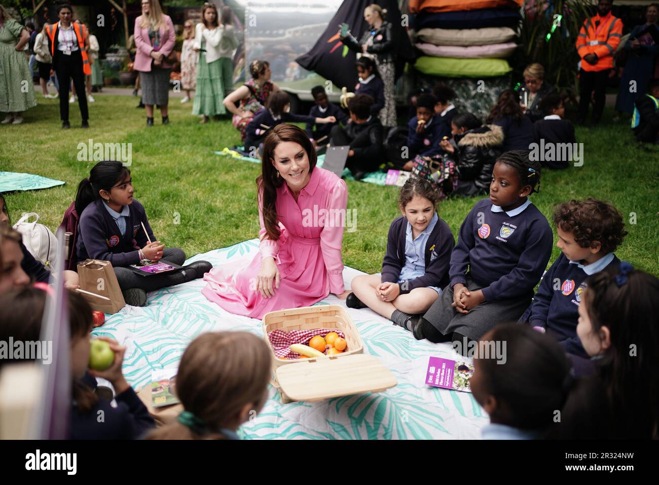 La Princesse de Galles avec des élèves d'écoles participant au premier pique-nique pour enfants au RHS Chelsea Flower Show, au Royal Hospital Chelsea, Londres. Date de la photo: Lundi 22 mai 2023. Banque D'Images