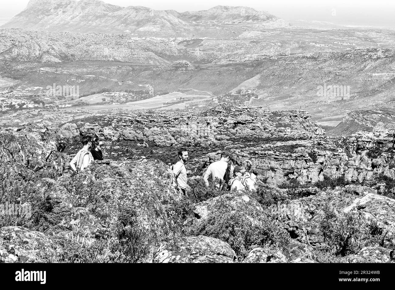 Cape Town, Afrique du Sud - 14 septembre 2022 : les touristes sont visibles à un point de vue sur la montagne de la Table au Cap. Monochrome Banque D'Images