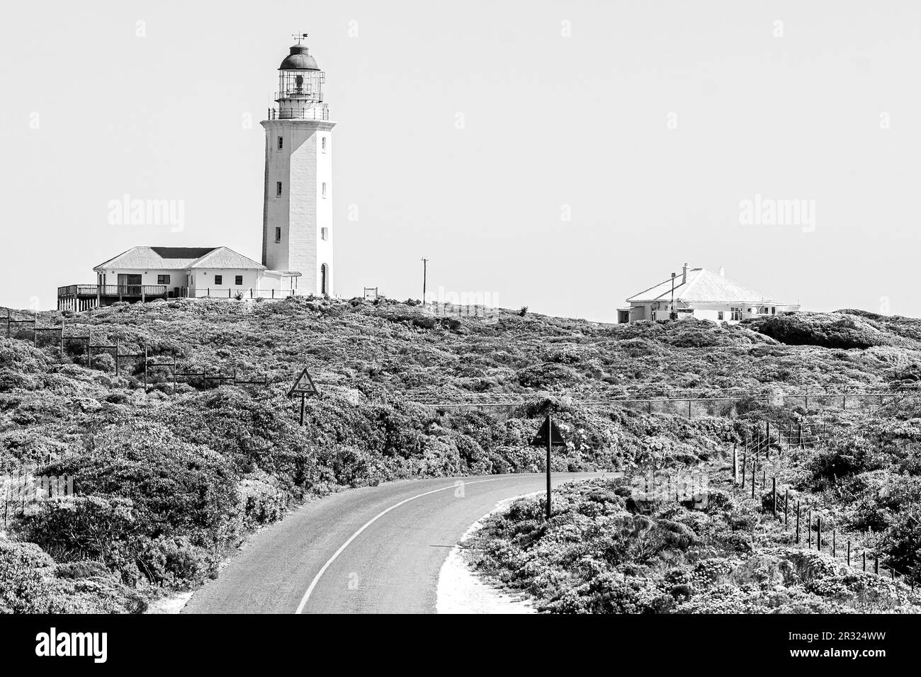 Gansbaai, Afrique du Sud - 20 septembre 2022: Phare de la pointe de danger près de Gansbaai dans la province du Cap occidental. Monochrome Banque D'Images