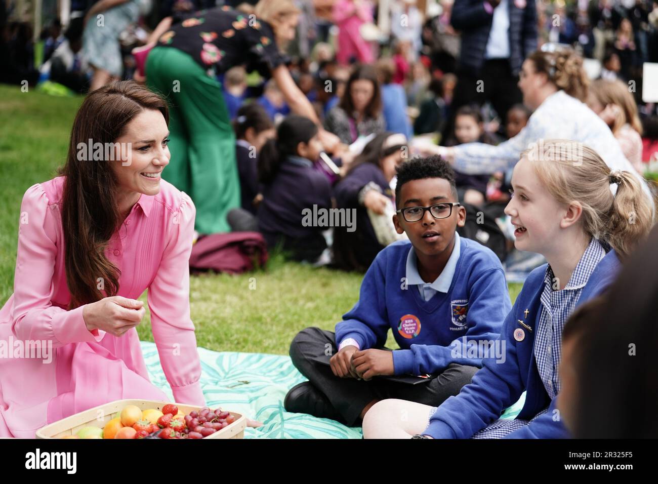 La Princesse de Galles avec des élèves d'écoles participant au premier pique-nique pour enfants au RHS Chelsea Flower Show, au Royal Hospital Chelsea, Londres. Date de la photo: Lundi 22 mai 2023. Banque D'Images