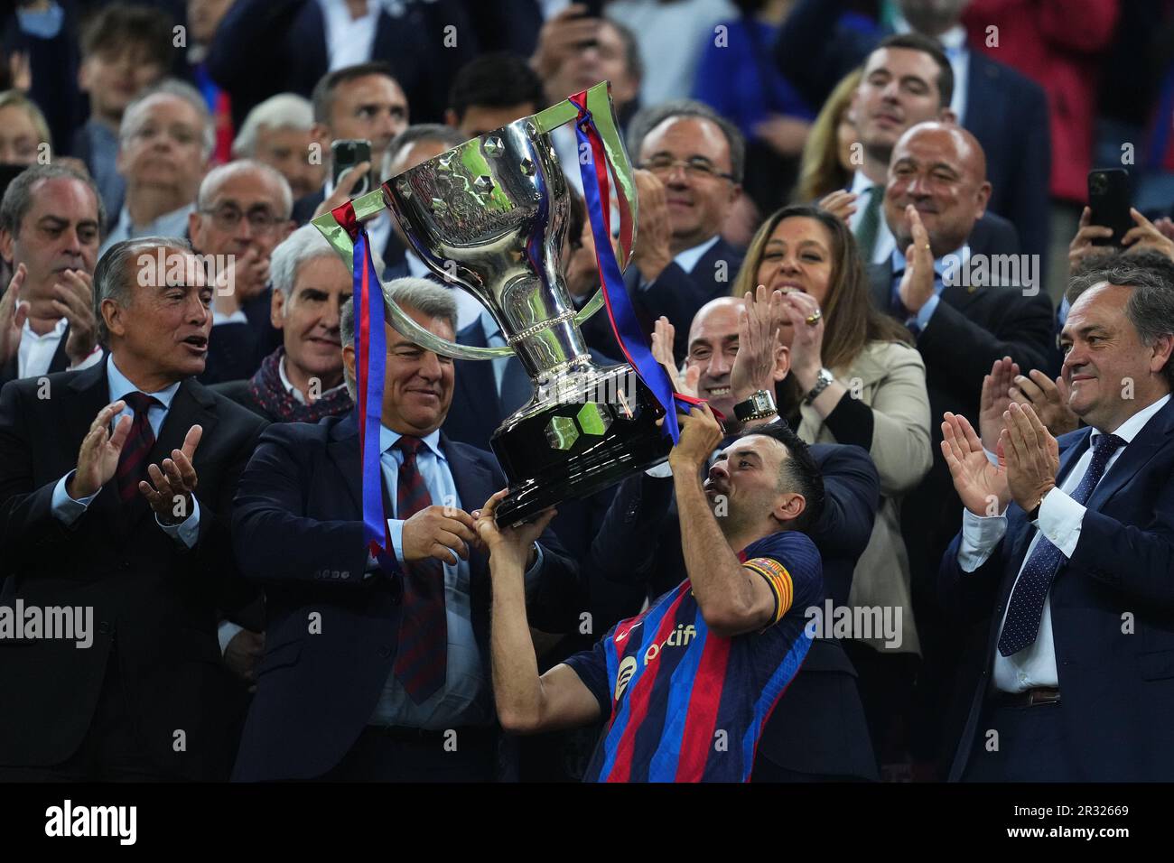 Sergio Busquets du FC Barcelone reçoit le trophée de la Liga 2022-2023 Champion lors du match de la Liga entre le FC Barcelone et Real Sociedad joué au stade Spotify Camp Nou sur 20 mai 2023 à Barcelone, Espagne. (Photo de Bagu Blanco / PRESSIN) Banque D'Images