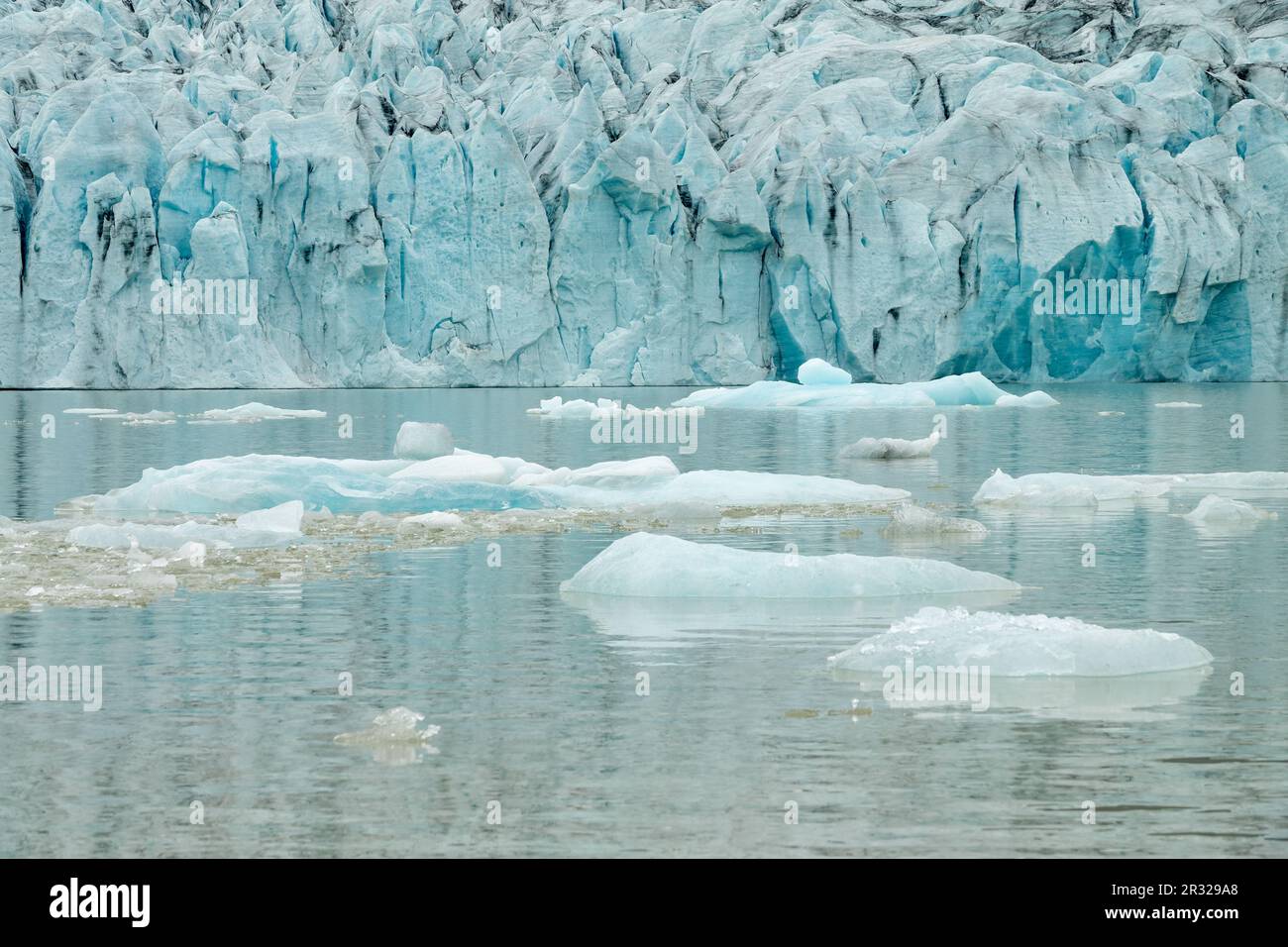 Mur de glace et icebergs dans le lagon du glacier de Fjallsarlon, paysage abstrait, Islande Banque D'Images