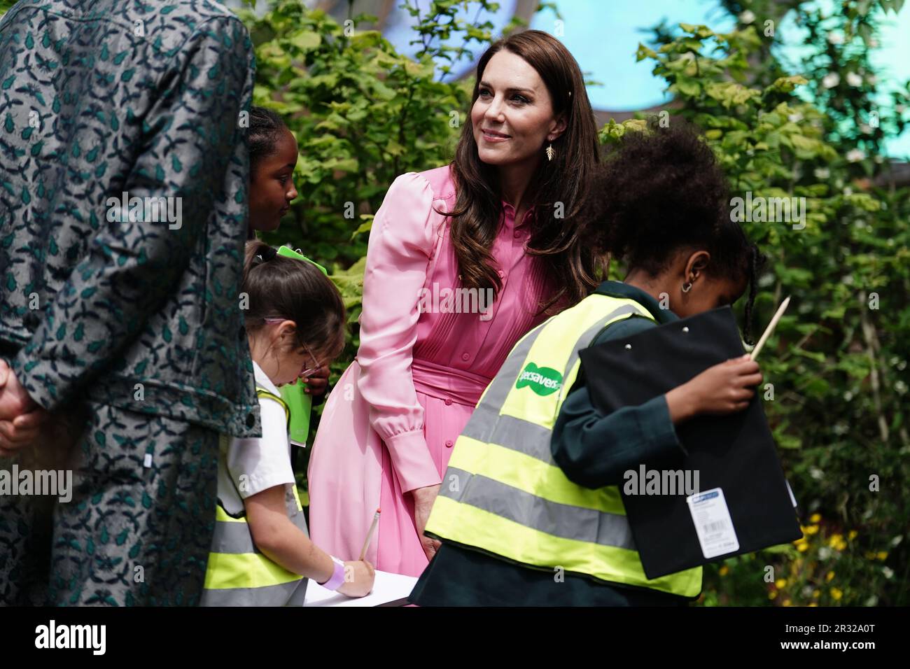 La Princesse de Galles avec des élèves d'écoles participant au premier pique-nique pour enfants au RHS Chelsea Flower Show, au Royal Hospital Chelsea, Londres. Date de la photo: Lundi 22 mai 2023. Banque D'Images