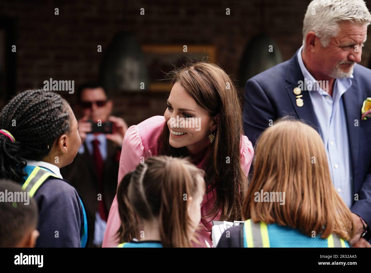 La princesse de Galles s'adresse aux élèves après avoir participé au premier pique-nique pour enfants au RHS Chelsea Flower Show, au Royal Hospital Chelsea, à Londres. Date de la photo: Lundi 22 mai 2023. Banque D'Images