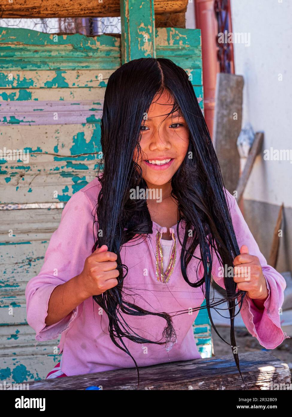 Niña lavandose el pelo, aldea de yacón, San Sebastián Lemoa, municipio de Chichicastenango , Quiché, Guatemala, Amérique centrale. Banque D'Images