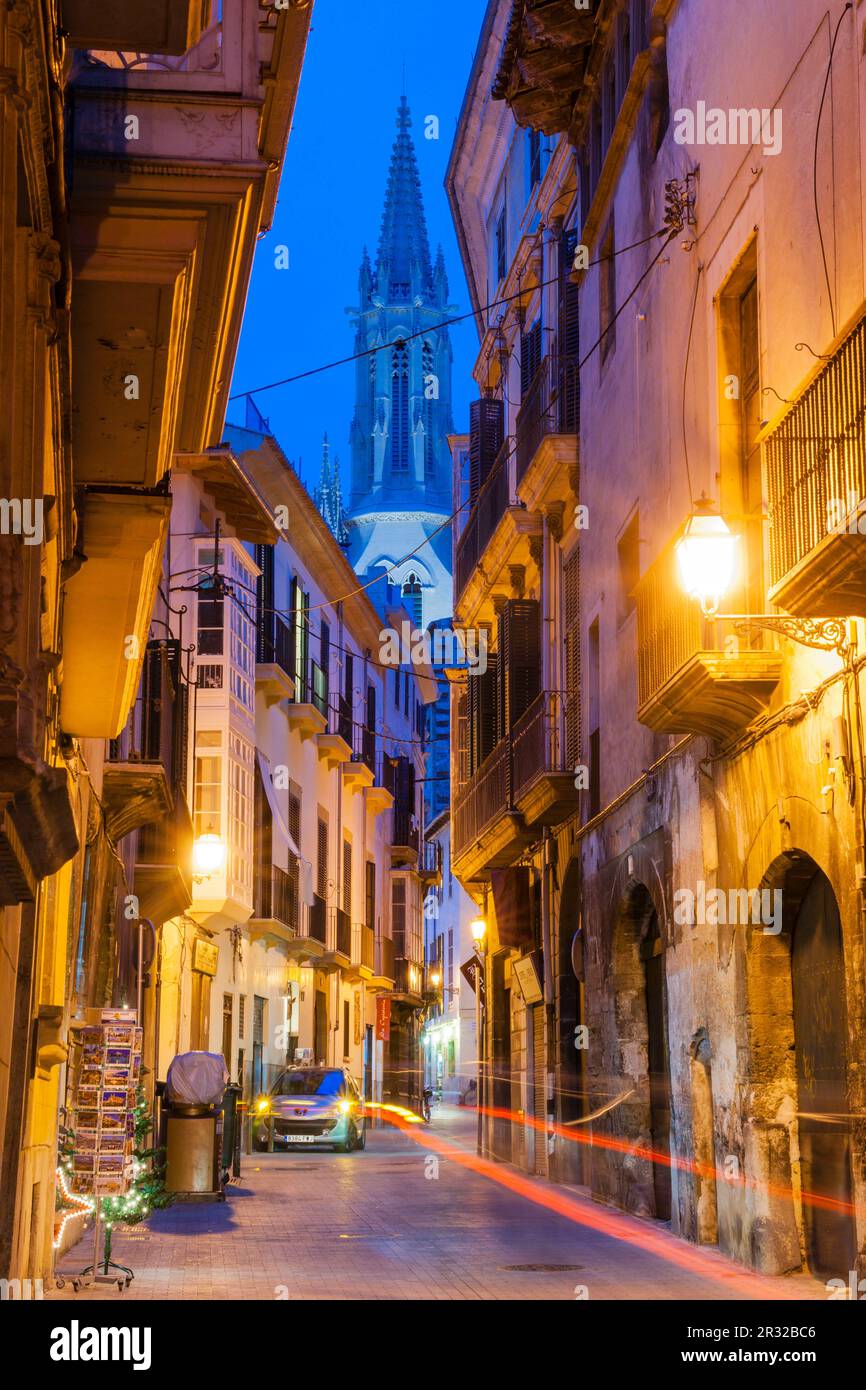 Rue Morey et clocher de l'église gothique de Santa Eulàlia, 14th-19th siècles, Majorque, Iles Baléares, Espagne. Banque D'Images