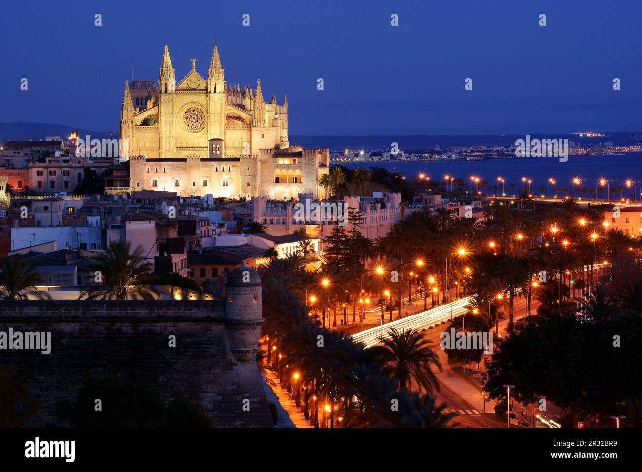 Catedral de Mallorca (s. XIII-s.XX) y Baluard de Sant Pere .Palma.Mallorca.Islas Baleares. España. Banque D'Images