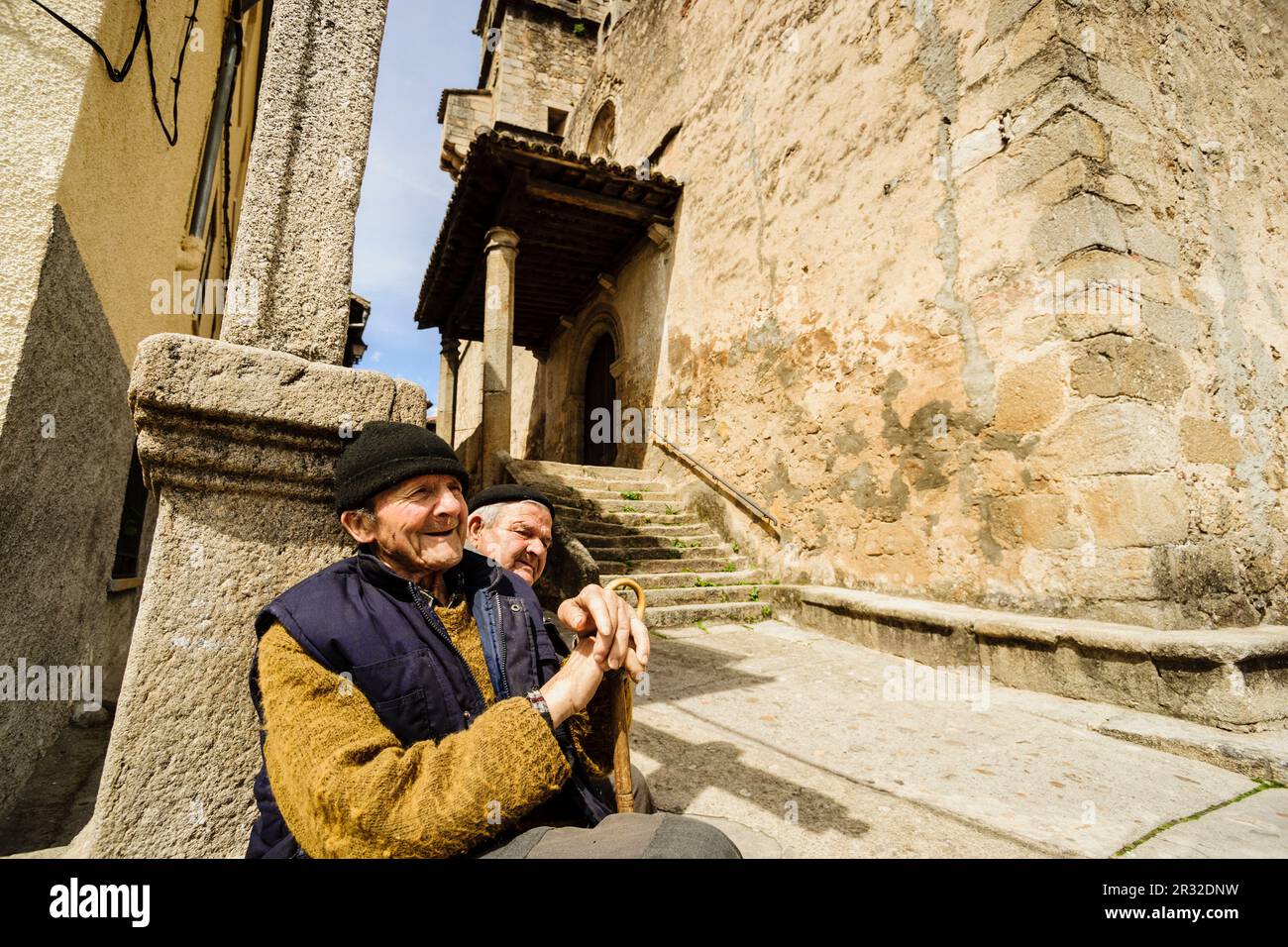 Lugareños frente a la Iglesia parroquial católica de San Lorenzo Mártir, siglo XVI, Garganta de la Olla, Valle del Tiétar,La Vera, Cáceres, Extremadura, Espagne, Europa. Banque D'Images