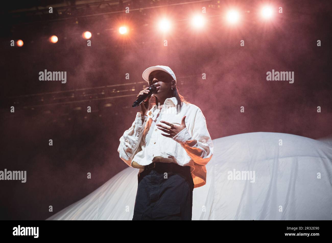 TURIN, ITALIE: Le chanteur et compositeur britannique Cat Burns se produit en direct sur scène à Turin, ouvrant pour Sam Smith pendant la jambe italienne « Gloria Tour » Banque D'Images