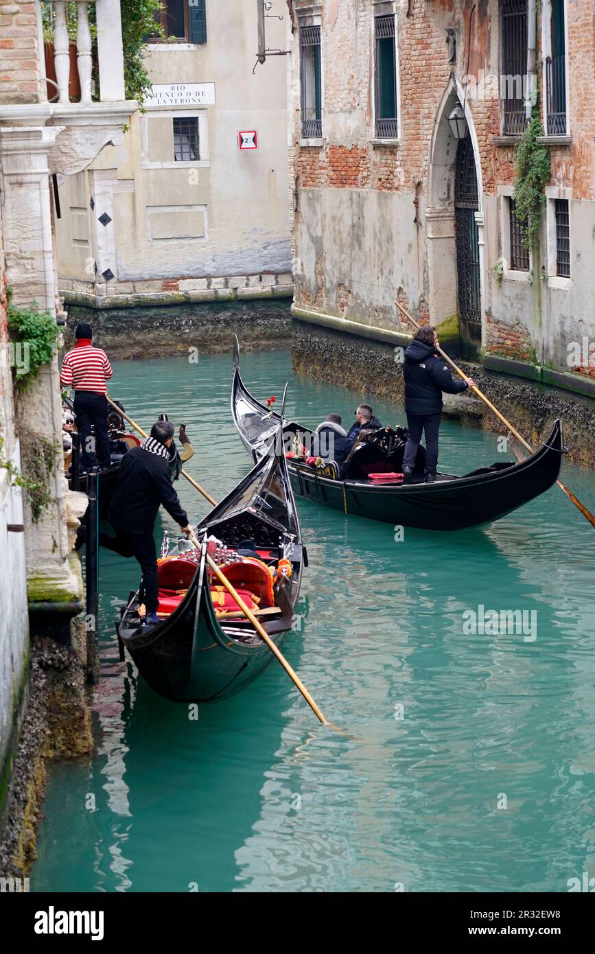 Gondoles sur le Rio Menuo o de la Verona, quartier Sestiere San Marco, Venise, Vénétie, Italie, Europe Banque D'Images