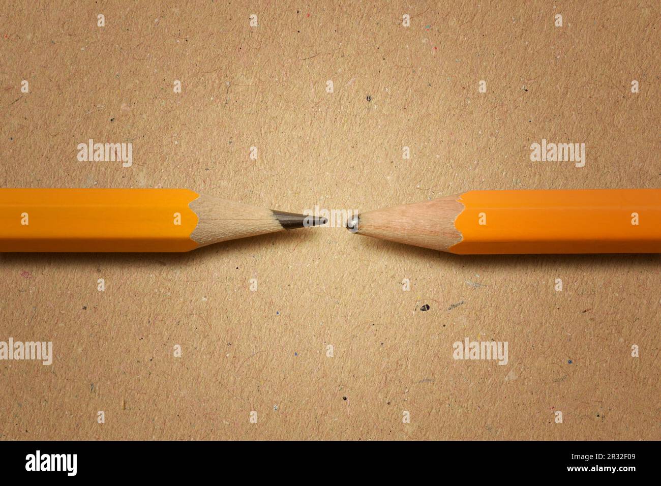 Crayon affiné contre crayon terne sur fond de papier recyclé - concept d'innovation et de créativité Banque D'Images