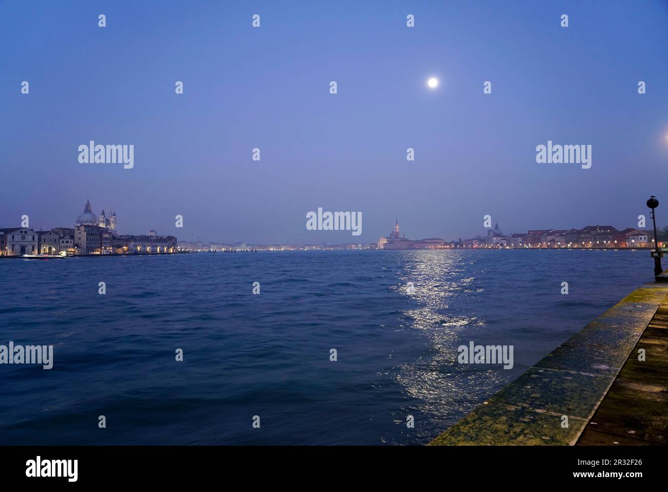 Vue nocturne de Venise depuis l'île de Giudecca, Venise, Vénétie, Italie, Europe Banque D'Images
