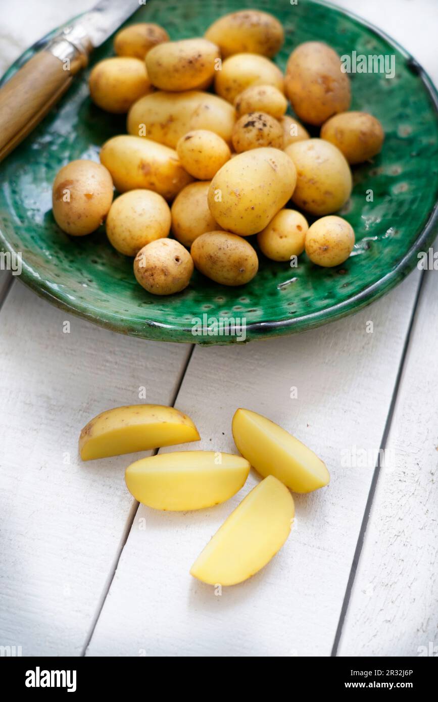 Nouvelles pommes de terre biologiques traditionnelles brutes ou patate novelle, Sicile, Italie, Europe Banque D'Images