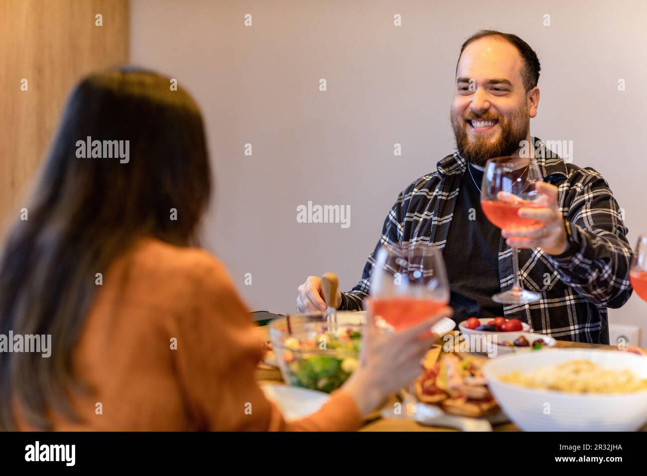Photo édifiante d'un couple ayant un toast. Photo de haute qualité. Banque D'Images