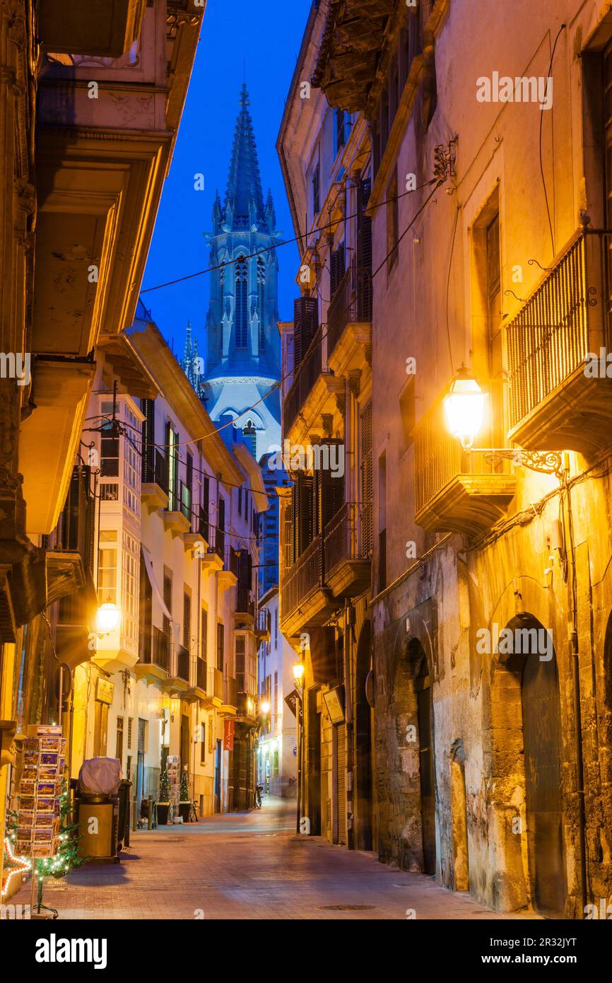 calle Morey y campanario de la iglesia gotica de Santa Eulàlia, siglos XIV-XIX, Mallorca, Islas Baleares, España. Banque D'Images