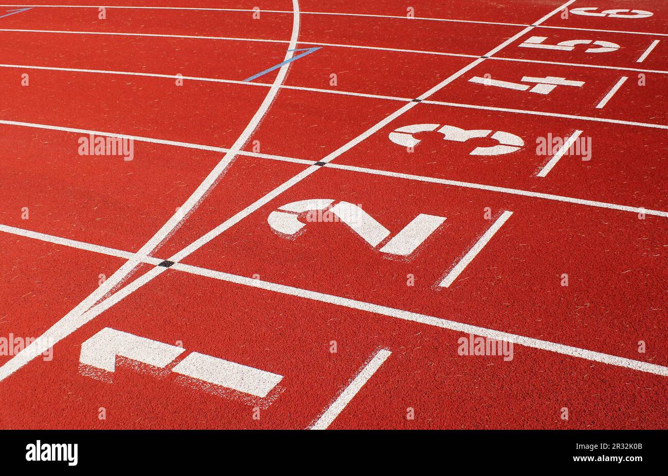 Les pistes de course rouge blanc avec chiffres de début à stade libre Banque D'Images
