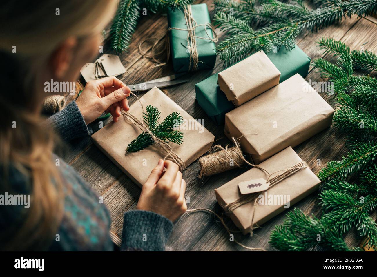 Une femme fait un cadeau de Noël.Décoration de cadeaux Photo Stock - Alamy