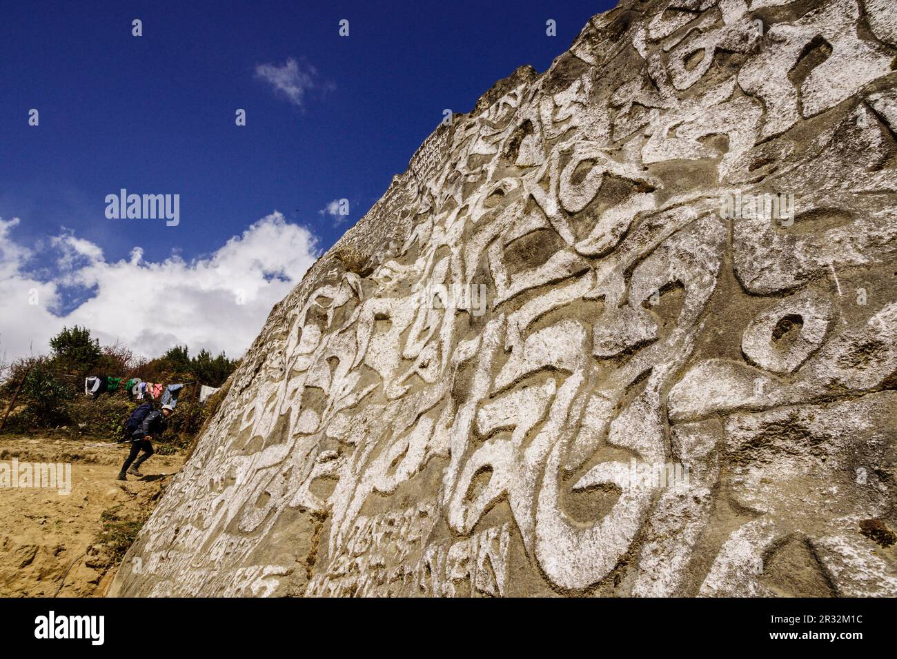 Piedra Mani pintada.Namche Bazar.Parc national de Sagarmatha, Khumbu Himal, Népal, Asie. Banque D'Images