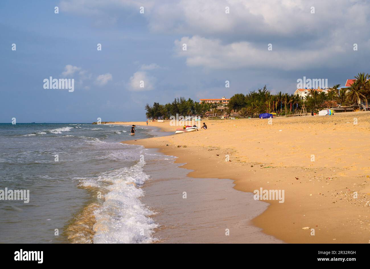 Tôt le matin, sur une plage déserte à Mui ne, au Vietnam. Banque D'Images