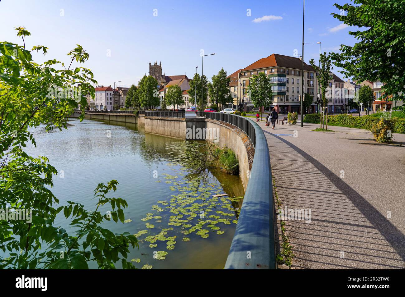 Cathédrale Saint-Etienne surplombant des immeubles d'appartements près de la Marne dans le département de Seine et Marne près de Paris, France Banque D'Images