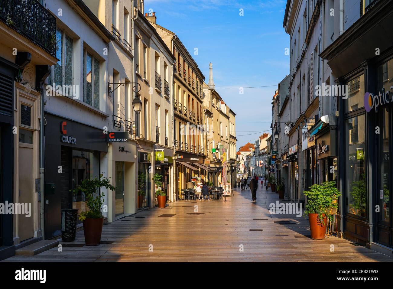 Meaux, France - 18 mai 2023 : rue du général leclerc, rue commerçante piétonne du centre-ville de Meaux, dans le département français de Seine et Ma Banque D'Images