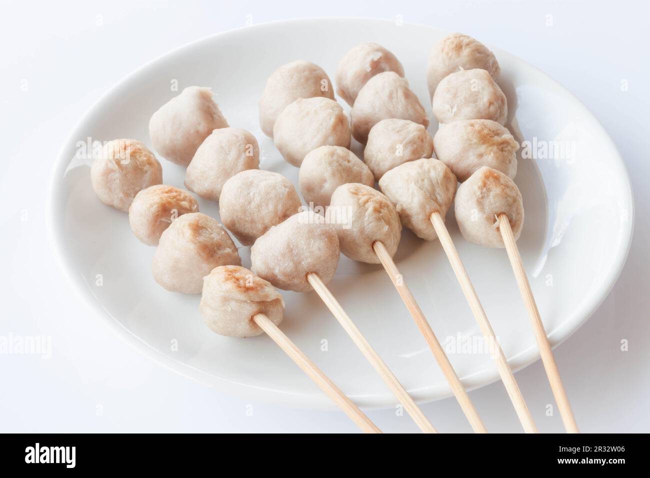 Mini boules de porc en plaque blanche sur table propre Banque D'Images