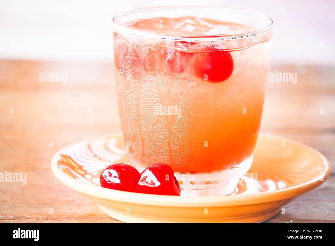 Light mix jus de fruits soda verre sur table Banque D'Images