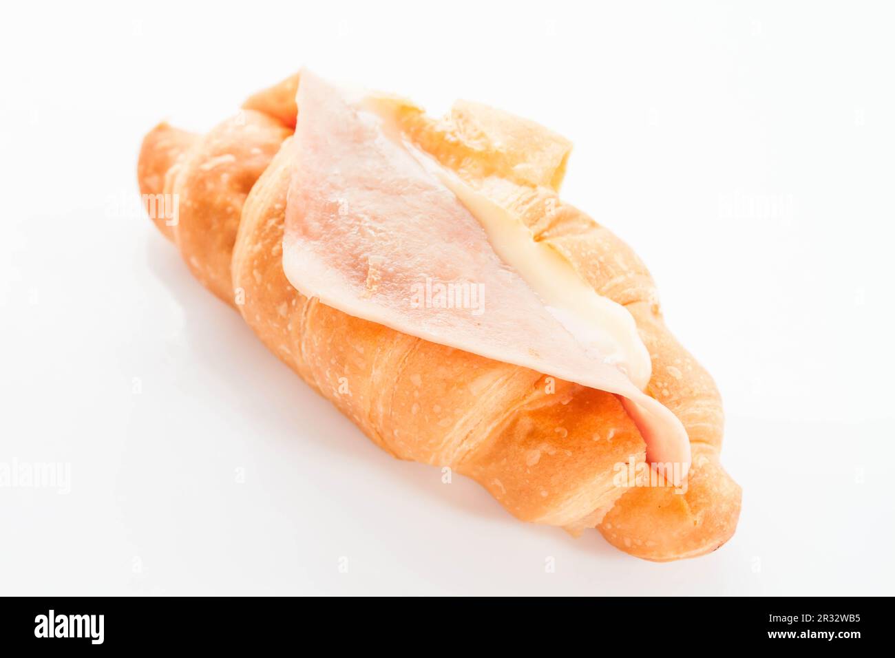 Croissant jambon fromage avec remplissage isolé sur fond blanc Banque D'Images