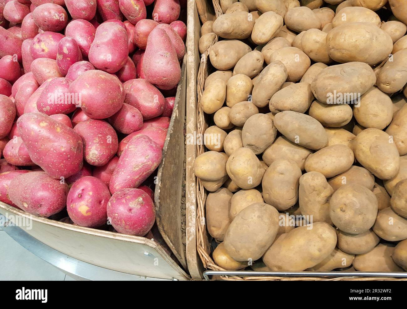 Panier avec pommes de terre blanches et rouges sur le comptoir. Légumes naturels biologiques, pommes de terre agricoles à vendre Banque D'Images