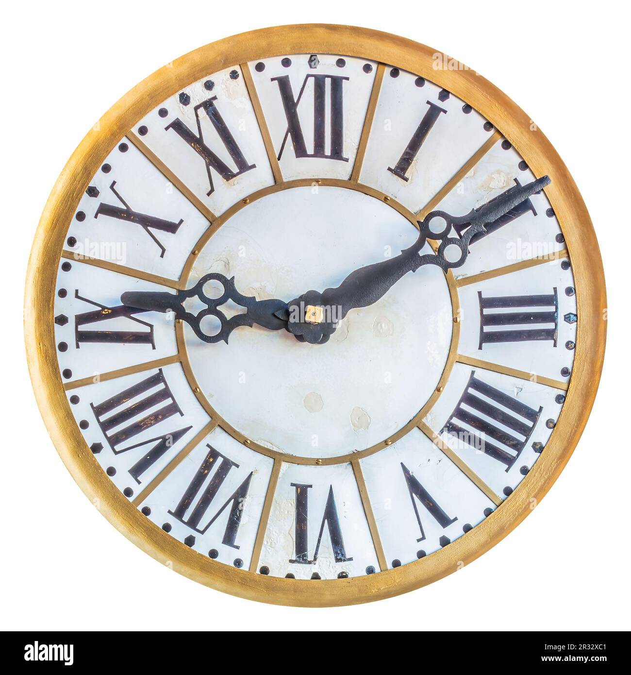 Vieux cadran d'horloge avec des nombres romains isolés sur un fond blanc Banque D'Images