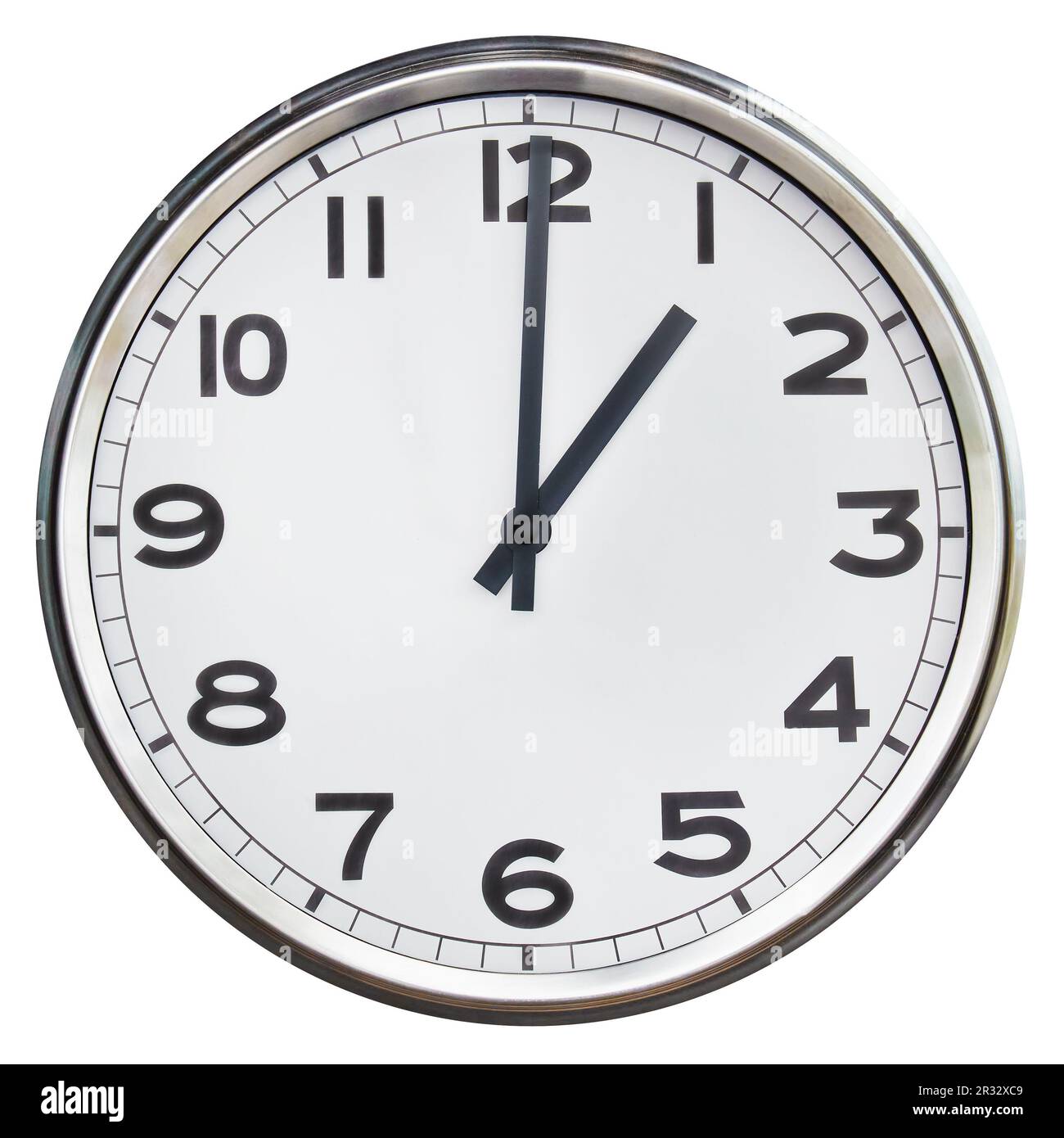 Horloge de bureau montrant une heure isolée sur un fond blanc Banque D'Images