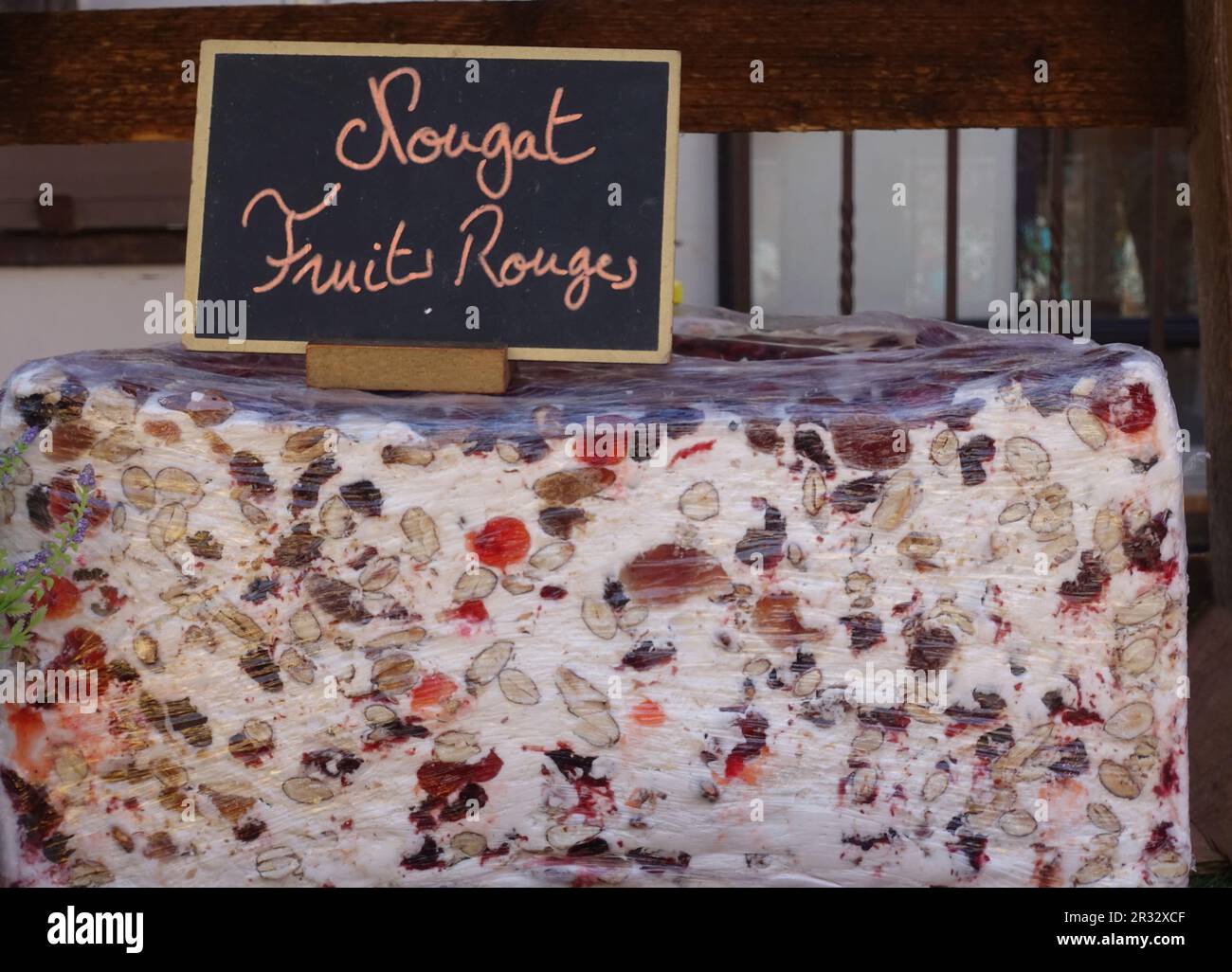 Gros morceau de nougat sur un marché de Montélimar France. Le texte au ...