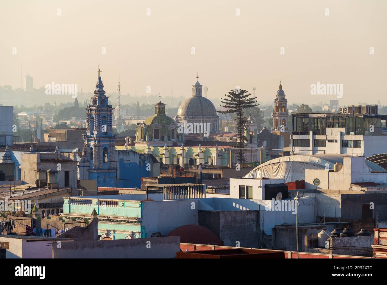Horizon de la ville de Puebla au lever du soleil, état de Puebla, Mexique. Banque D'Images