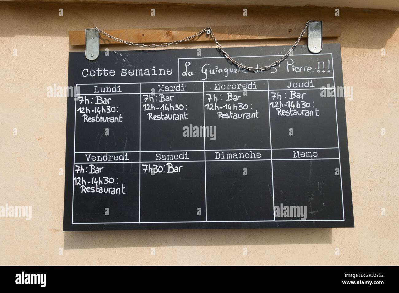 Une petite affiche indiquant aux clients du restaurant que le magasin de la journée et des heures d'ouverture est ouvert pour les boissons et la nourriture Banque D'Images