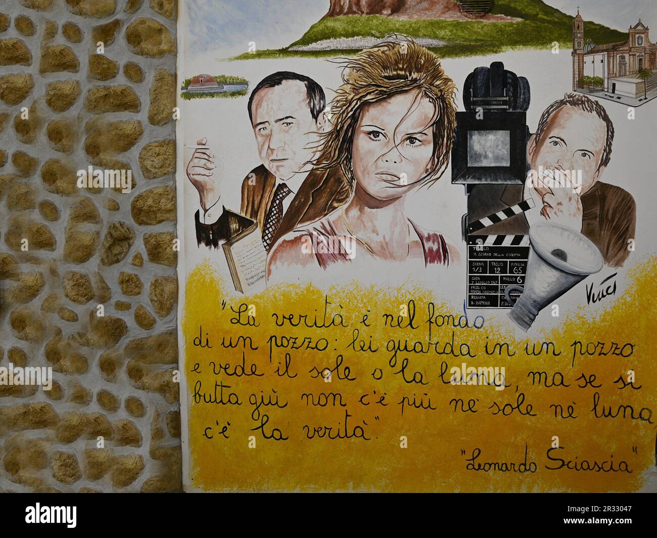 Thème scène murale du film 'il giorno della cicetta' de la romancière Leonardo Sciascia avec l'actrice Claudia Cardinale à Parrini Sicile, Italie. Banque D'Images