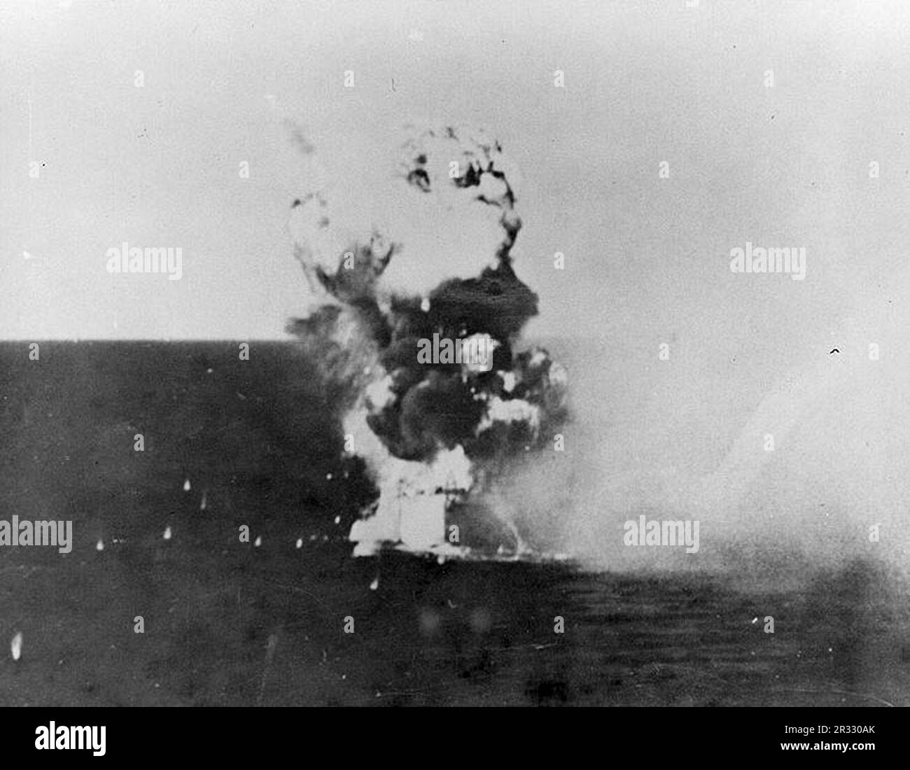 Un kamikaze japonais frappe les États-Unis Navire de croisière léger USS Columbia (CL-56) à 1729 heures le 6 janvier 1945, pendant l'opération du golfe de Lingayen. Cet avion a heurté le pont principal par la tourelle de l'après-canon, causant des dommages importants et des pertes. L'avion et sa bombe ont pénétré deux ponts avant d'exploser, tuant 13 personnes et blessant 44 personnes. Lorsque le Japon était confronté à la défaite de fin 1944, il a choisi de détruire des navires américains par des attentats-suicides, connus sous le nom de Kamikaze.ces attaques étaient une arme physique et psychologique puissante et ont coulé un total de 47 navires pour un coût de plus de 3000 pilotes et avions. Vers la fin de l'année 1944, la marine américaine Banque D'Images