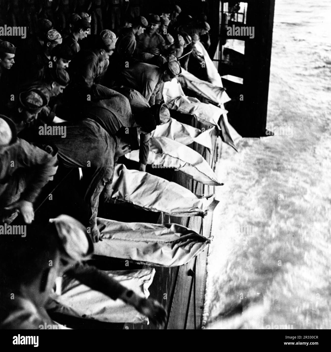 Enterrement en mer des officiers et des hommes tués par l'attaque japonaise kamikaze, 26 novembre 1944 sur le porte-avions USS Intrepid (CV-11). Le navire avait été frappé la veille alors qu'il était en opération au large des Philippines. Banque D'Images