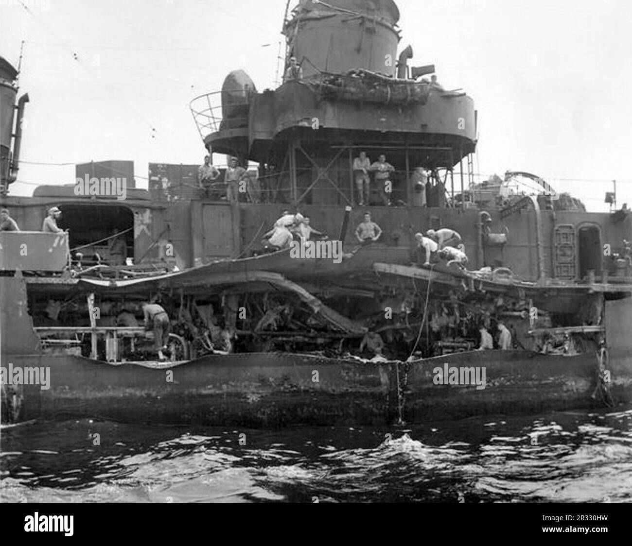 Un point de vue sur les dommages kamikaze subis par les États-Unis Destroyer-mineur de la Marine USS J. William Ditter (DM-31). Elle a été frappée d'Okinawa, au Japon, le 6 juin 1945. Lorsque le Japon était confronté à la défaite de fin 1944, il a choisi de détruire des navires américains par des attentats-suicides, connus sous le nom de Kamikaze.ces attaques étaient une arme physique et psychologique puissante et ont coulé un total de 47 navires pour un coût de plus de 3000 pilotes et avions. À la fin de 1944, la marine américaine était suffisamment importante pour que les pertes soient insignifiantes et qu’elles n’aient pas modifié le cours de la guerre. Banque D'Images