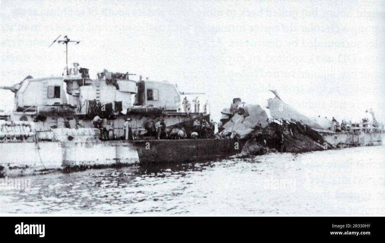 États-Unis Le destroyer USS Leutze (DD-481) de la Marine a subi des dommages après avoir reçu l'aide de l'USS Newcomb (DD-586) au large d'Okinawa le 6 avril 1945. Un kamikaze s'est enlué au large de Newcomb et a explosé dans l'espace étroit entre les deux navires. Leutze a été bien pire, la force ascendante de l'explosion endommageant les deux arbres de transmission et en déchirant son côté ouvert à côté du support 55. Les dégâts sont vus près d'un mois plus tard des deux côtés de sa poupe. Banque D'Images