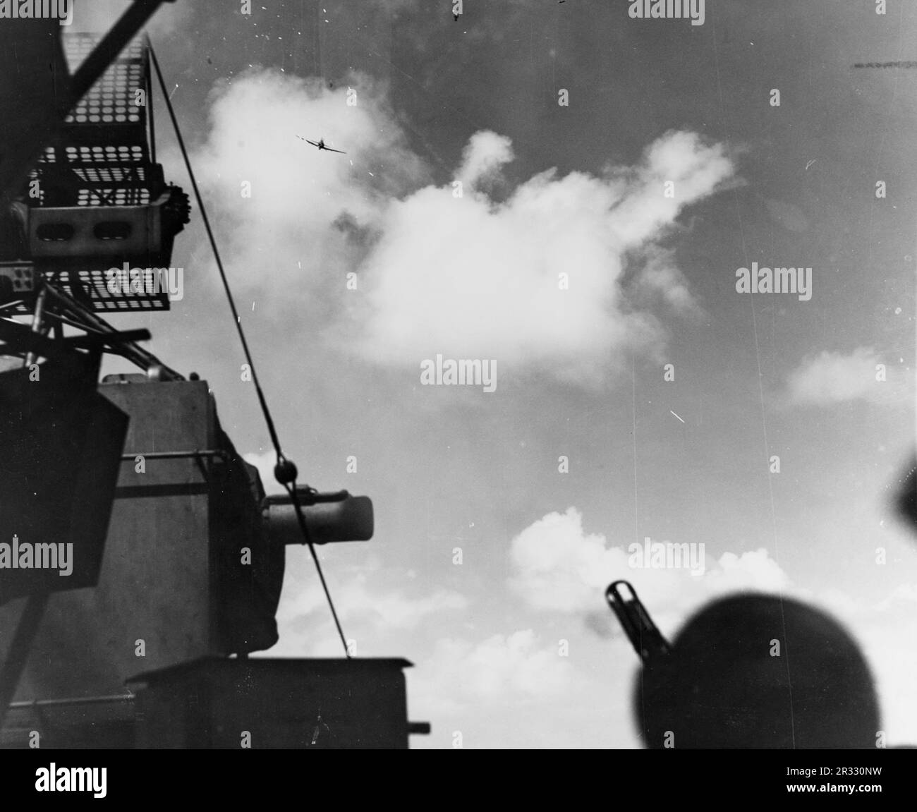 Mitsubishi A6M plongée Zero Kamikaze sur USS Lexington (CV-16) 5 novembre 1944. Lorsque le Japon était confronté à la défaite de fin 1944, il a choisi de détruire des navires américains par des attentats-suicides, connus sous le nom de Kamikaze.ces attaques étaient une arme physique et psychologique puissante et ont coulé un total de 47 navires pour un coût de plus de 3000 pilotes et avions. À la fin de 1944, la marine américaine était suffisamment importante pour que les pertes soient insignifiantes et qu’elles n’aient pas modifié le cours de la guerre. Banque D'Images