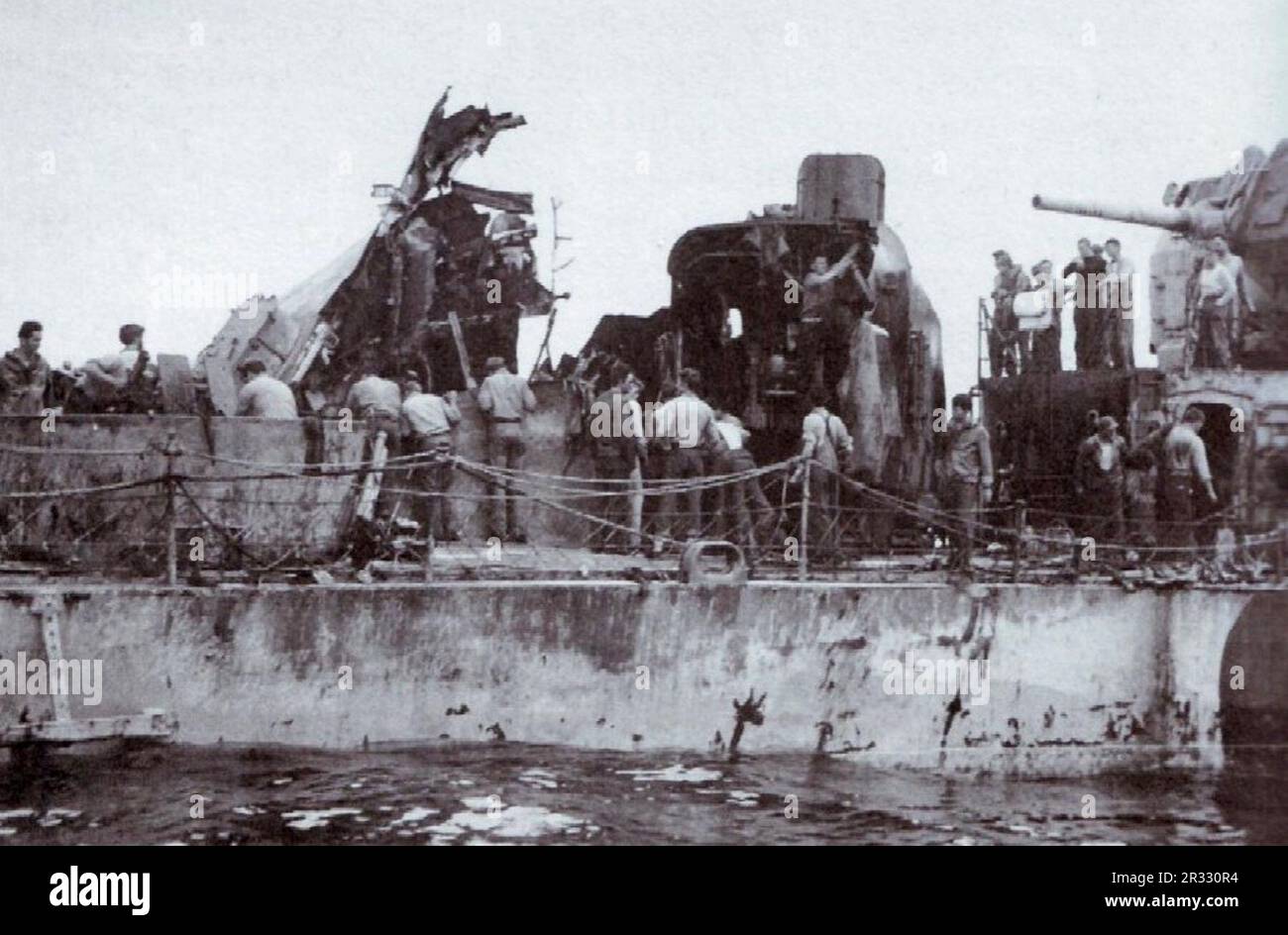 États-Unis Le destroyer USS Leutze (DD-481) de la Marine a subi des dommages après avoir reçu l'aide de l'USS Newcomb (DD-586) au large d'Okinawa le 6 avril 1945. Un kamikaze s'est enlué au large de Newcomb et a explosé dans l'espace étroit entre les deux navires. Banque D'Images