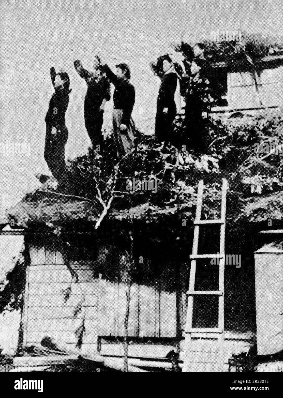 Un groupe de filles d'école agitant aux pilotes de Kamikaze alors qu'elles prennent leur mission. Banque D'Images