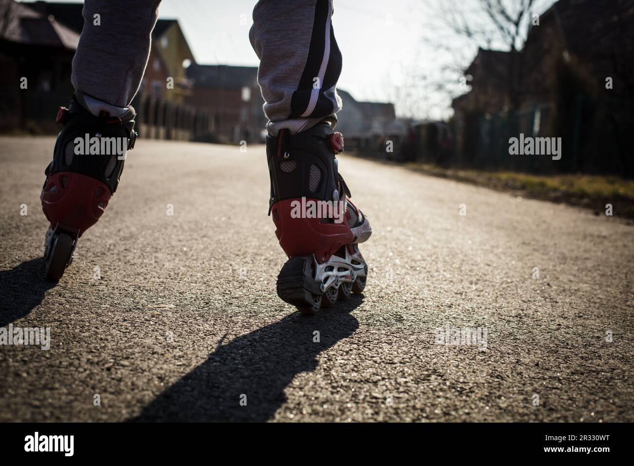 Le roller sur la route, près des jambes Photo Stock - Alamy