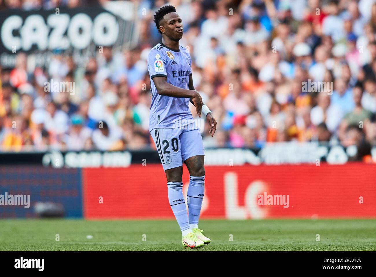 Vinicius Junior Winger gauche du Real Madrid et le Brésil fait un deux avec ses doigts pour provoquer les fans de Valence pendant le match LaLiga Santander Banque D'Images