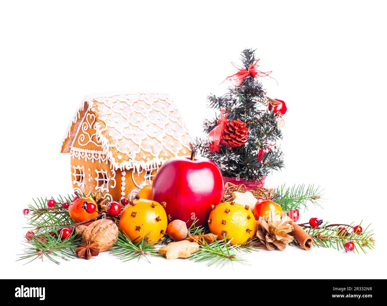 D'épices maison avec des décorations de Noël sur un backgrond blanc Banque D'Images