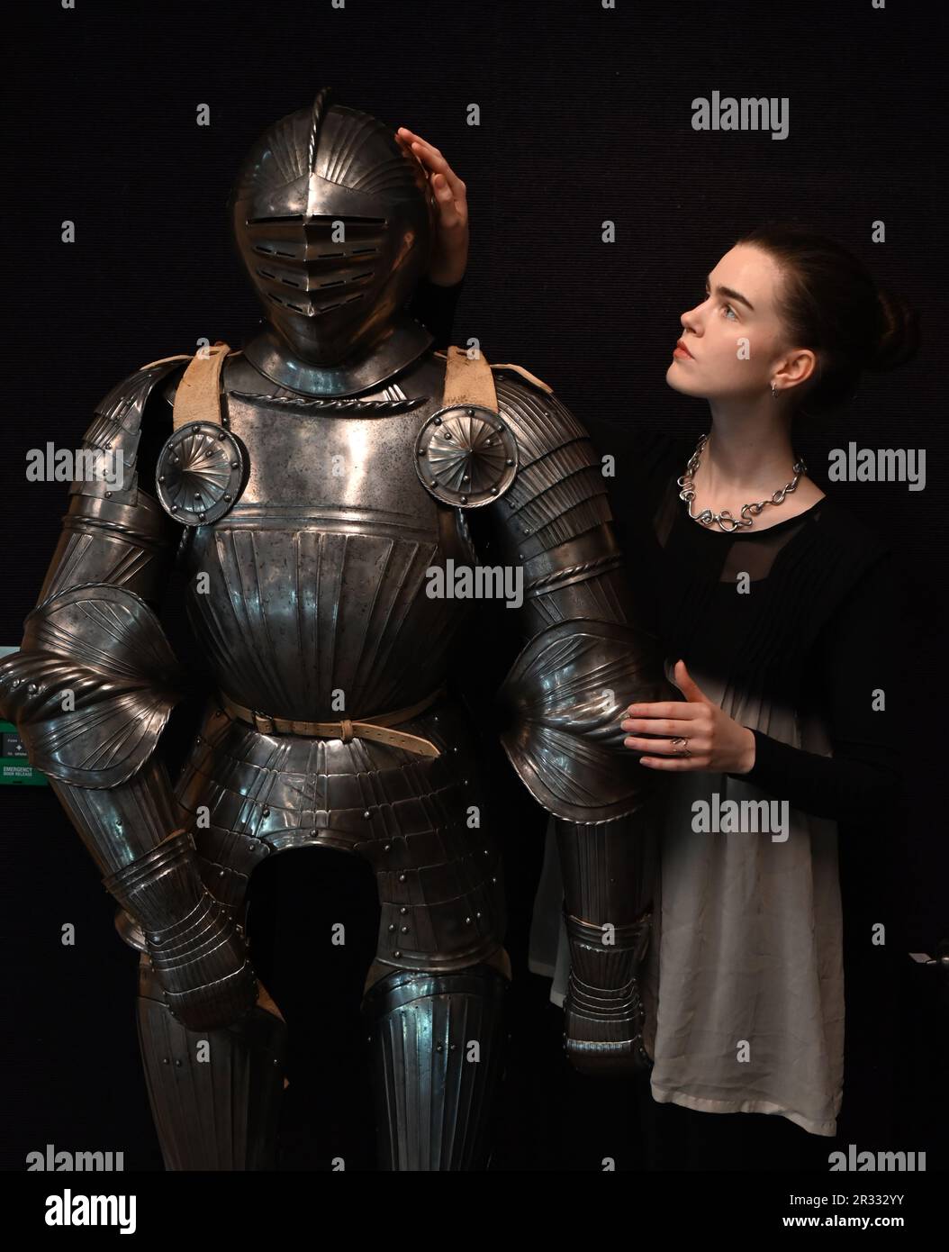 Les faits saillants comprennent Une pièce de monnaie rare Oakley 1854 Penny : Estimate L9500-800 .A rare German composite Maximilian Full Armor .Circa 1520 Estimate £60,000-80 000 , Une très rare paire de pistolets de 22-Bore Flintlock Single -Trigger over-and-under , estimation £18 000-22 000 ,une très rare Flintlock Single-trigger over-and-under Pistol estimation £15,000-18 000 ,Une paire de 33 40 15 000-Bore Flintlock Dueling Pistols Estimate 12,000-1500 .Une paire de 15 15th-12 000 16-Pistol Sle6000-8000 ... Banque D'Images